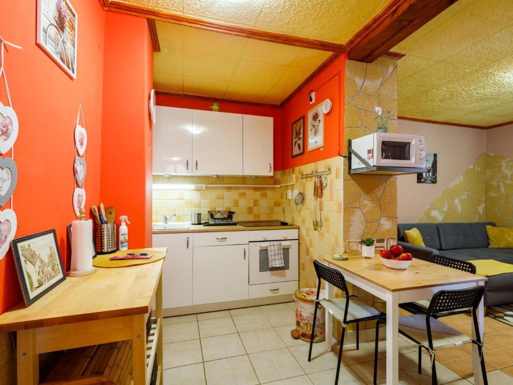 Kuchyňa alebo kuchynka v ubytovaní Holiday Home Christoph by Interhome