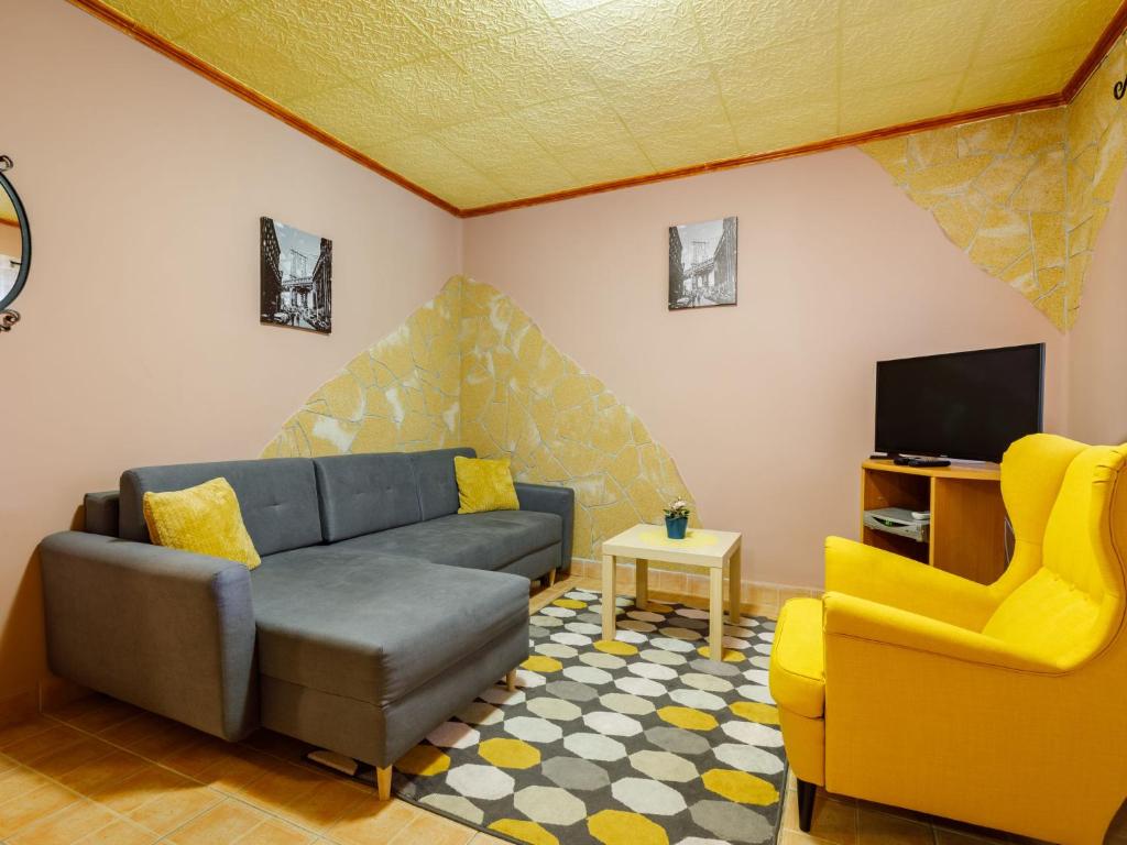 Televízia a/alebo spoločenská miestnosť v ubytovaní Holiday Home Christoph by Interhome
