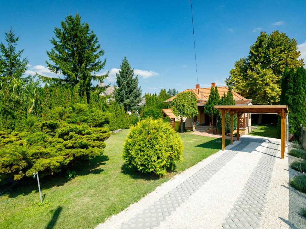Vonkajšia záhrada v ubytovaní Holiday Home Christoph by Interhome