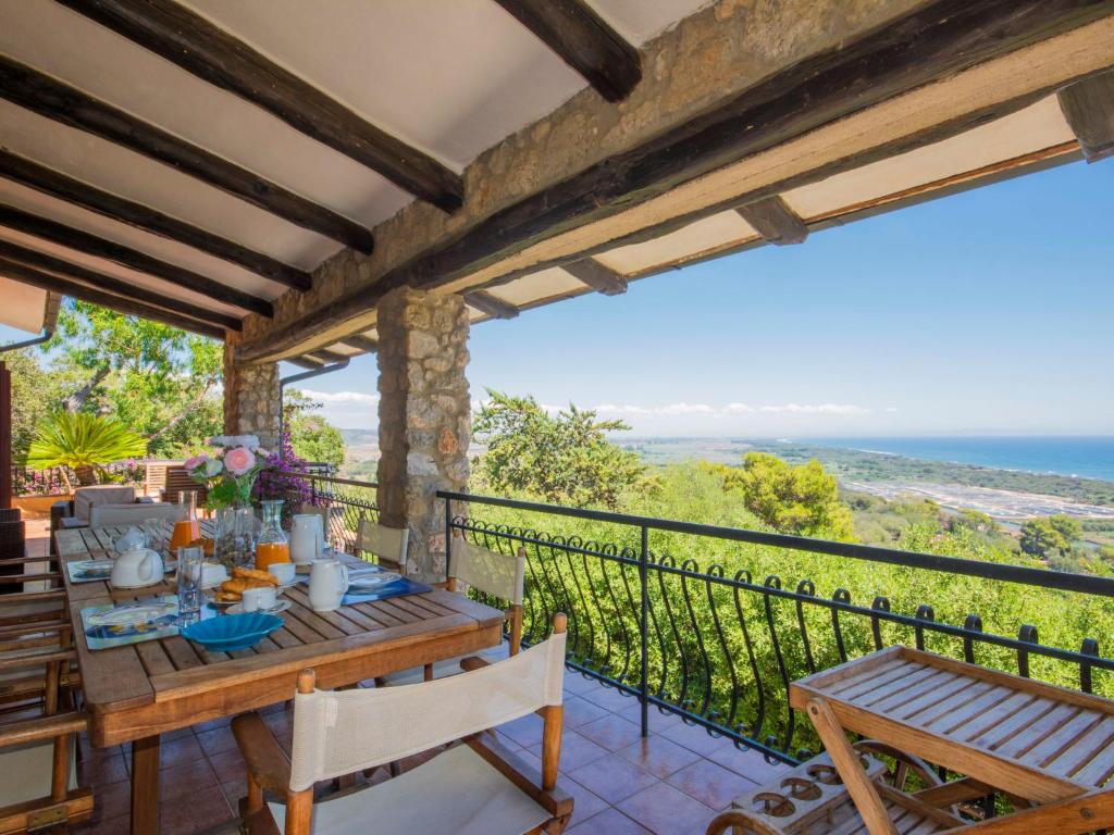 un patio con tavolo, sedie e vista sull'oceano di Villa Von Salis by Interhome a Ansedónia