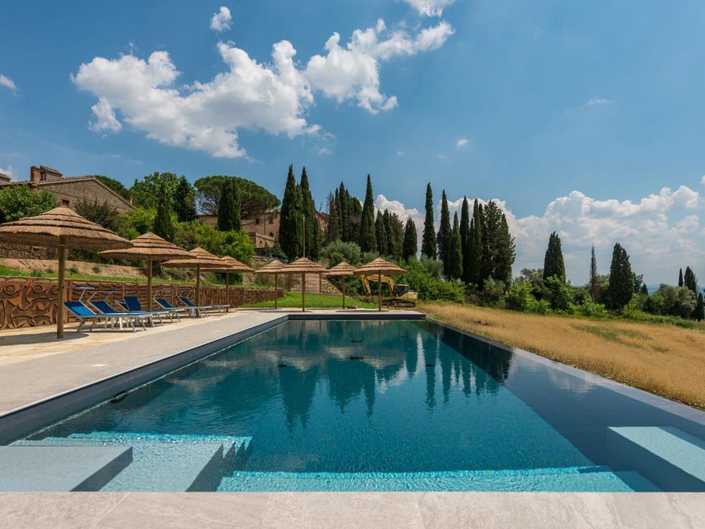 una piscina con sillas y sombrillas en Holiday Home Borgo by Interhome, en Monte Antico