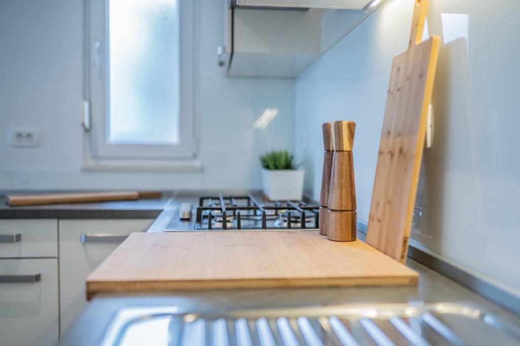 Kuchyň nebo kuchyňský kout v ubytování Apartmani Bilonic Rogoznica
