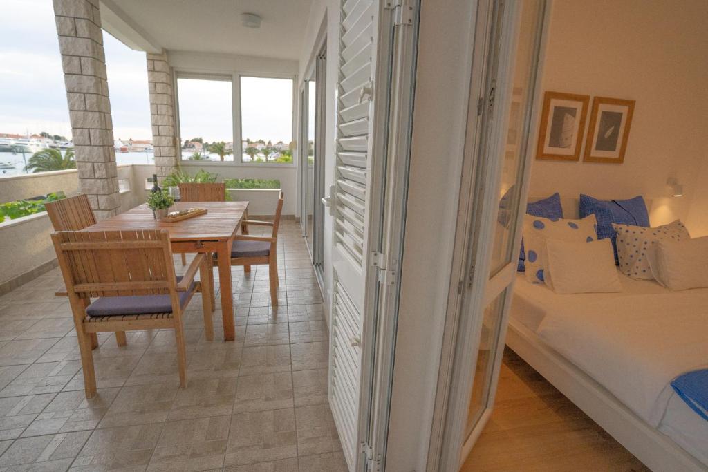 Postel nebo postele na pokoji v ubytování Apartmani Bilonic Rogoznica