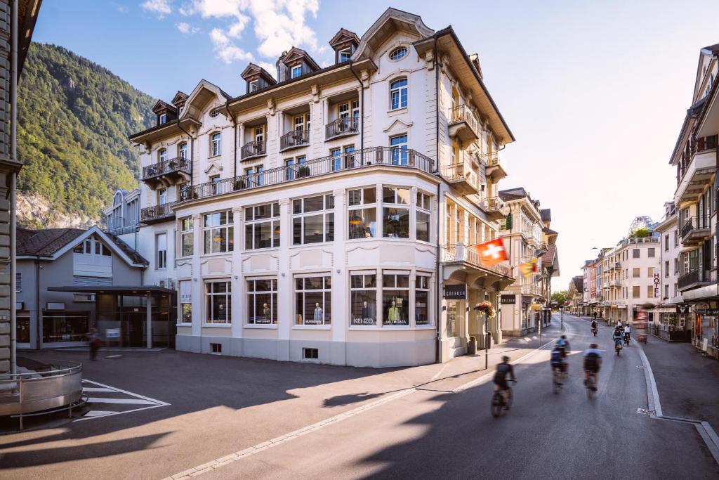 - un groupe de personnes à vélo dans une rue en face d'un bâtiment dans l'établissement The HEY HOTEL, à Interlaken