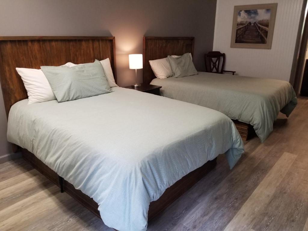Blue Sky Inn- Veteran Owned, New Breakfast Area, Rennovated Rooms, 5 plus acres for you and your pet to roam, NEW Fire Pit - 