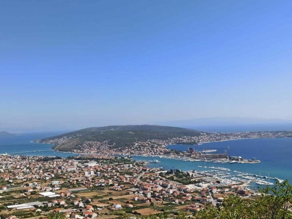 eine Luftansicht auf eine Stadt und einen Hafen in der Unterkunft Roso apartment with sea view in Trogir