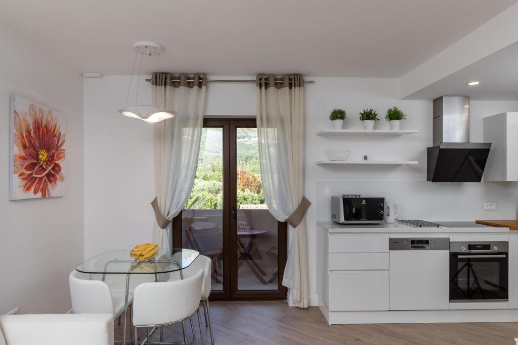 Kuchyňa alebo kuchynka v ubytovaní Apartments Setemana