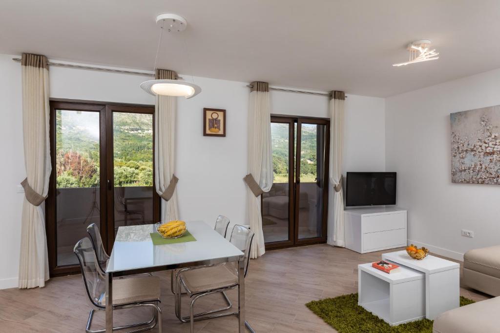 Televízia a/alebo spoločenská miestnosť v ubytovaní Apartments Setemana