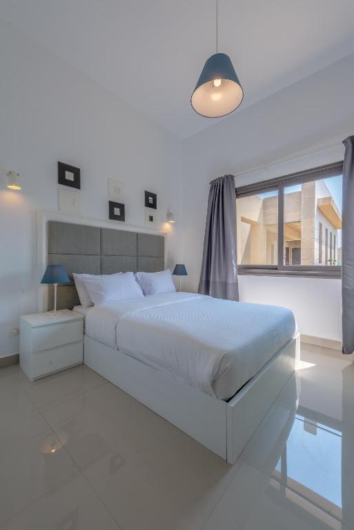 Postel nebo postele na pokoji v ubytování VESTA - El Gouna Residence