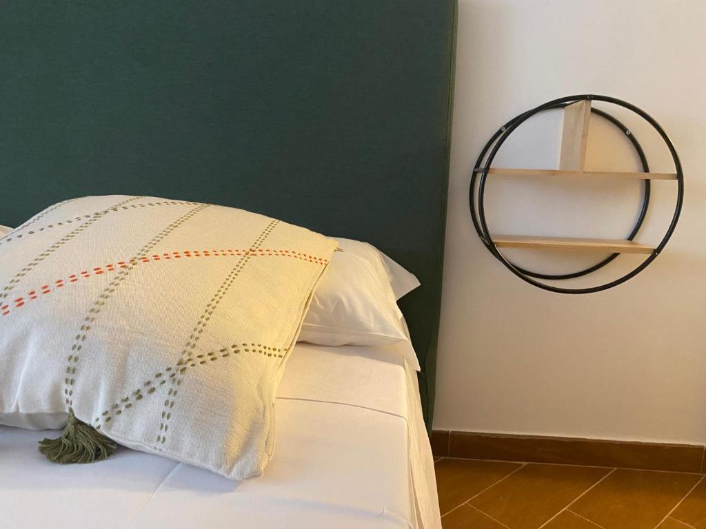 ein Schlafzimmer mit einem Bett mit einem Kissen und einem Regal in der Unterkunft San Domenico in Bari