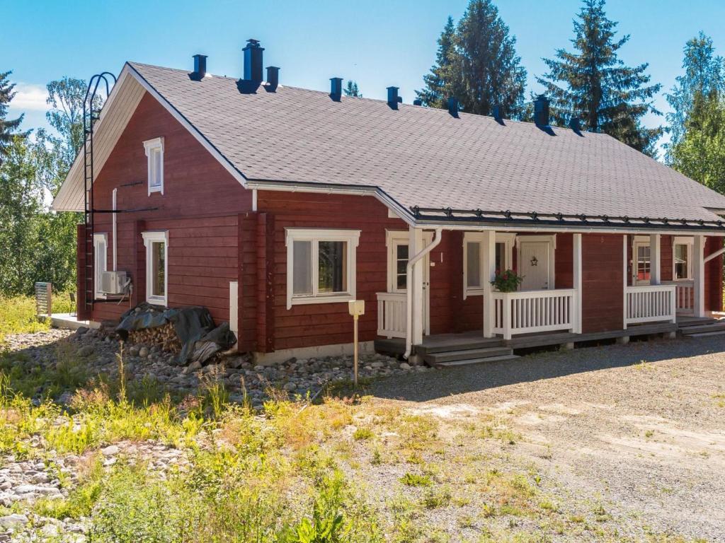 ein rotes Haus mit einem Gameradach in der Unterkunft Holiday Home Tinttityy by Interhome in Tahkovuori