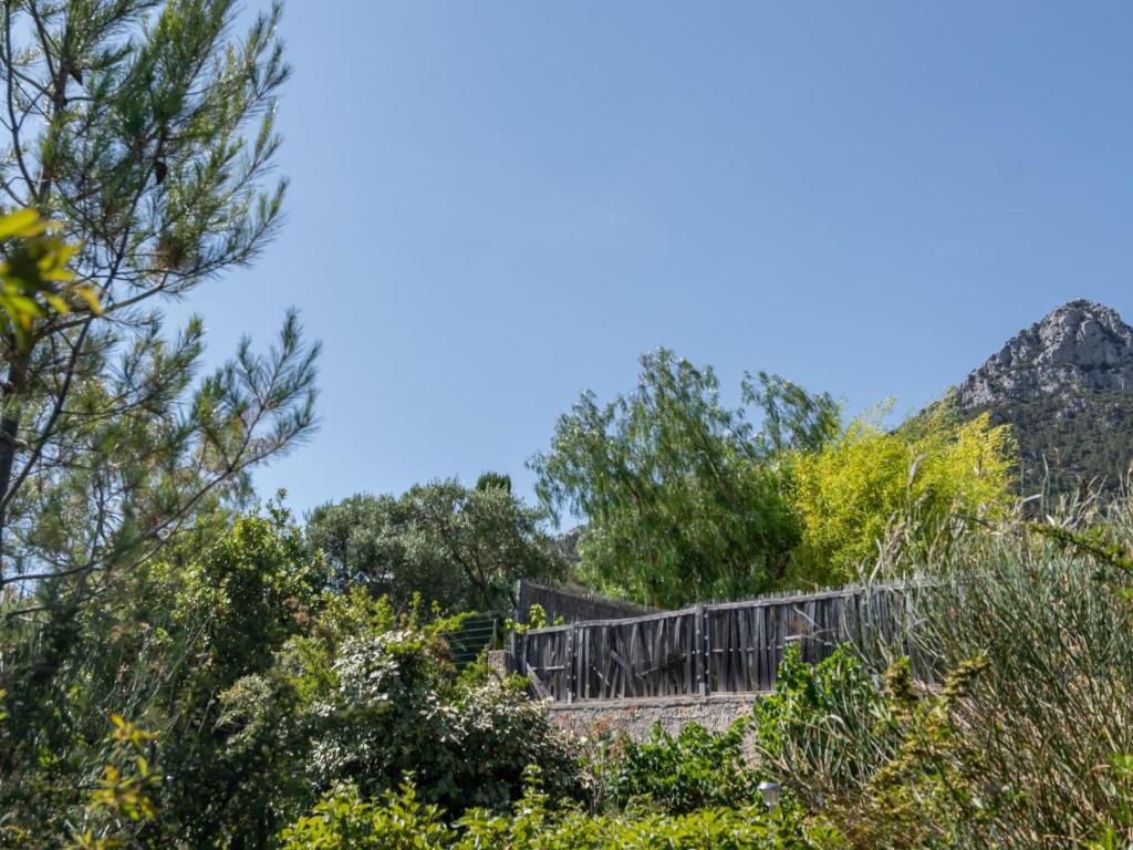 un puente de madera en medio de árboles en Apartment Les Chevrefeuilles by Interhome en La Valette-du-Var