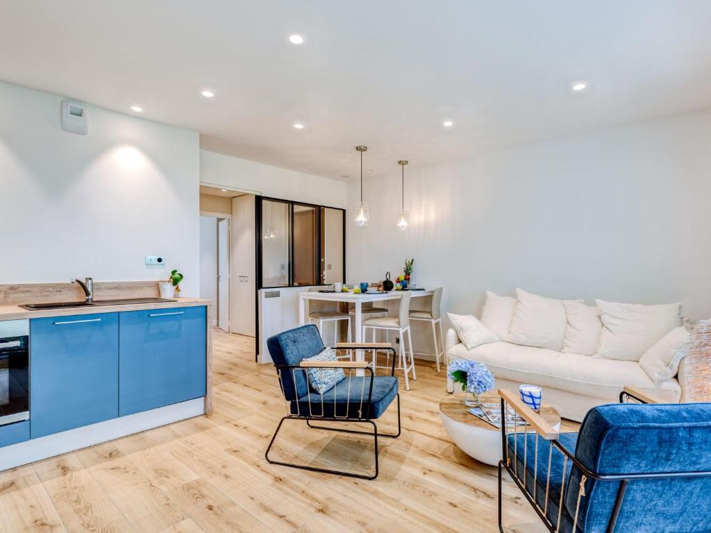 une cuisine et un salon avec un canapé et une table dans l'établissement Apartment Port An Dro-7 by Interhome, à Carnac