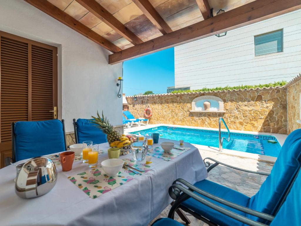 Bazén v ubytování Holiday Home Pintor Beach House by Interhome nebo v jeho okolí