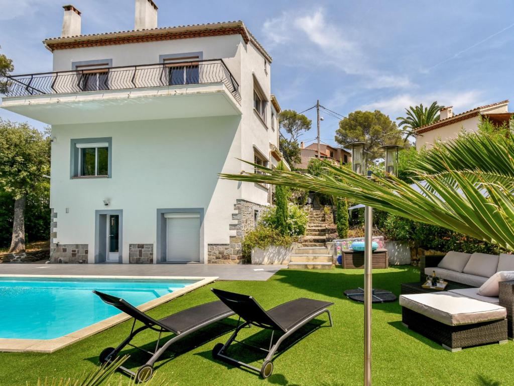 una imagen de una villa con piscina en Holiday Home Les Nanous by Interhome en Saint-Raphaël