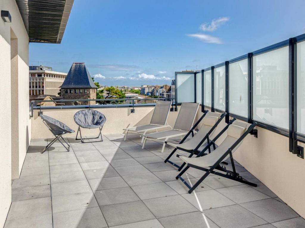 d'un balcon avec des chaises et une vue sur la ville. dans l'établissement Apartment Hermine by Interhome, à Saint-Malo