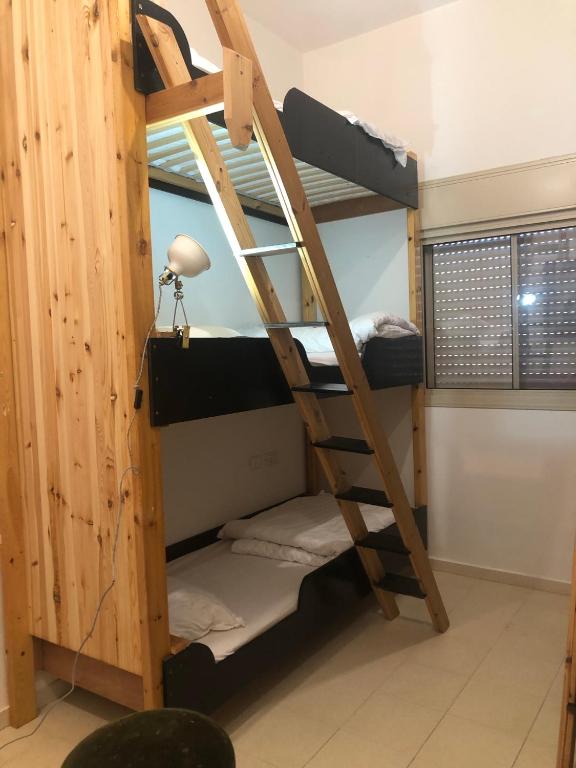 Palanda nebo palandy na pokoji v ubytování לינה למטייל