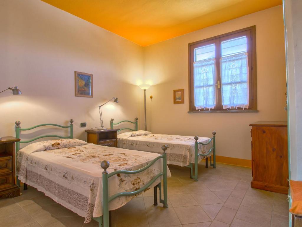 Łóżko lub łóżka w pokoju w obiekcie Holiday Home Il Sorriso by Interhome