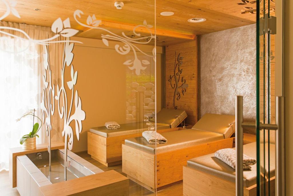 Posteľ alebo postele v izbe v ubytovaní Liebes Caroline 4-Sterne-Hotel