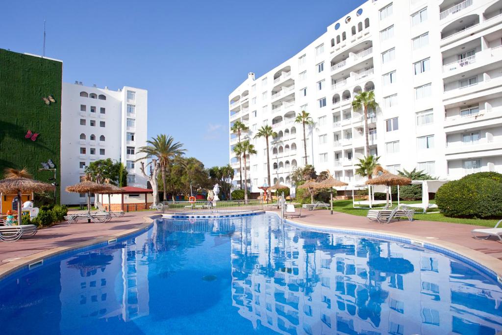 una grande piscina di fronte ad alcuni edifici di HYB Eurocalas a Calas de Mallorca