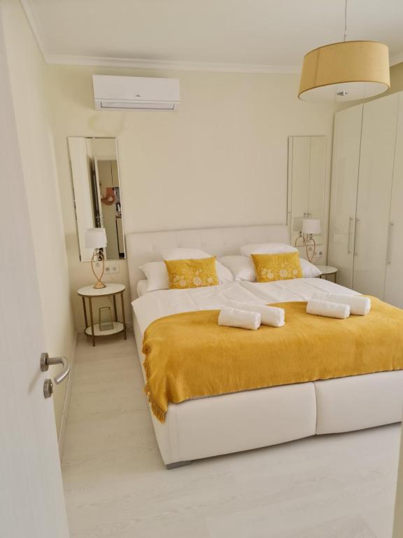 Posteľ alebo postele v izbe v ubytovaní Kolibri Apartman