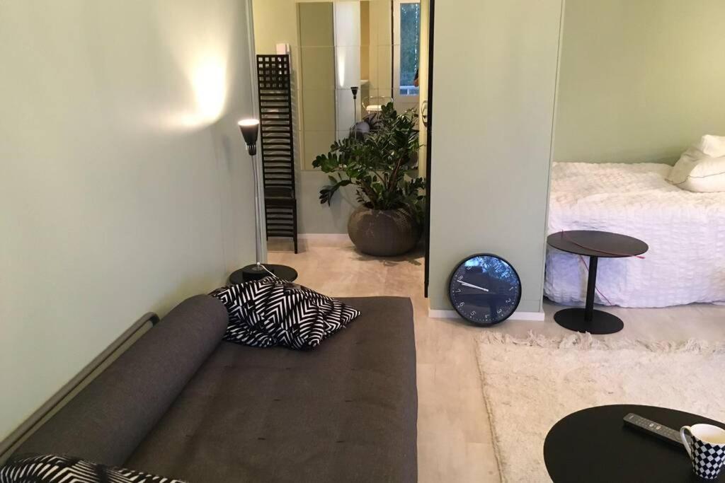 Postel nebo postele na pokoji v ubytování Kauniit yksiöt, 600m keskustaan, free park