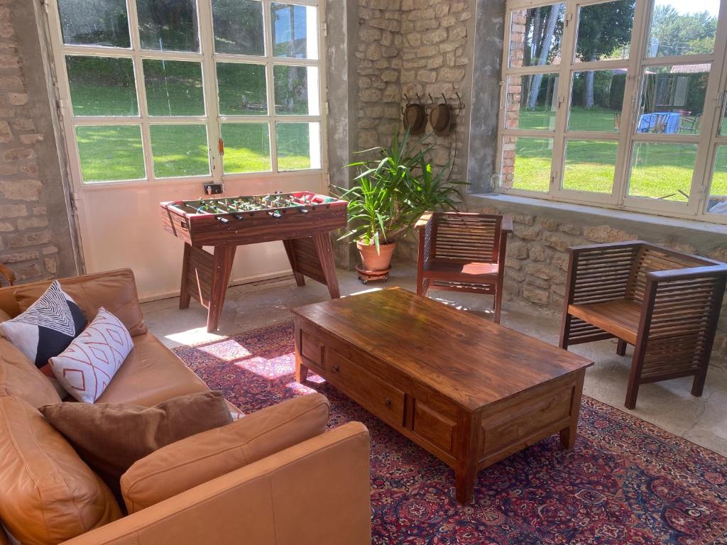 Posezení v ubytování LE CHATEAU DE MONTHUREUX LE SEC