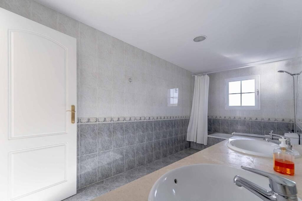 Kúpeľňa v ubytovaní 49-Exclusive Villa With Private Pool & Breathtaking Views in Mijas!
