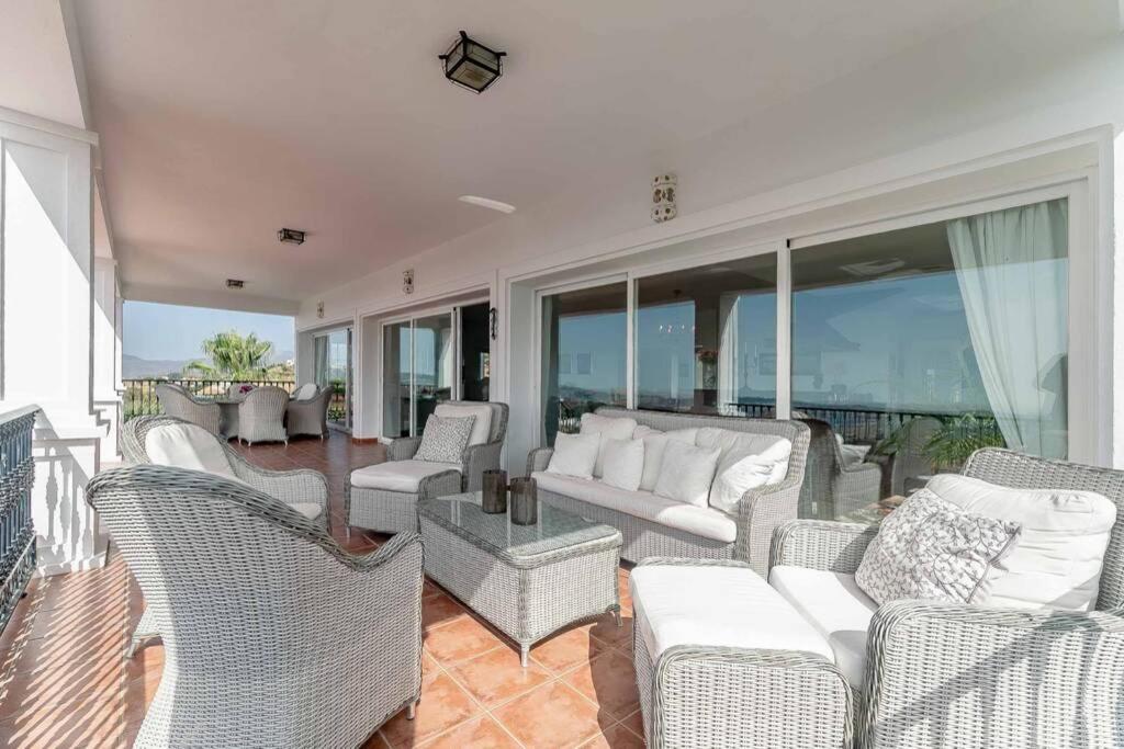 Posedenie v ubytovaní 49-Exclusive Villa With Private Pool & Breathtaking Views in Mijas!