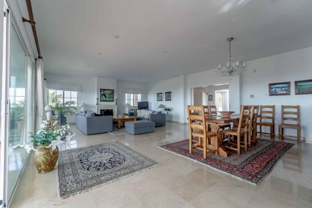 Posedenie v ubytovaní 49-Exclusive Villa With Private Pool & Breathtaking Views in Mijas!