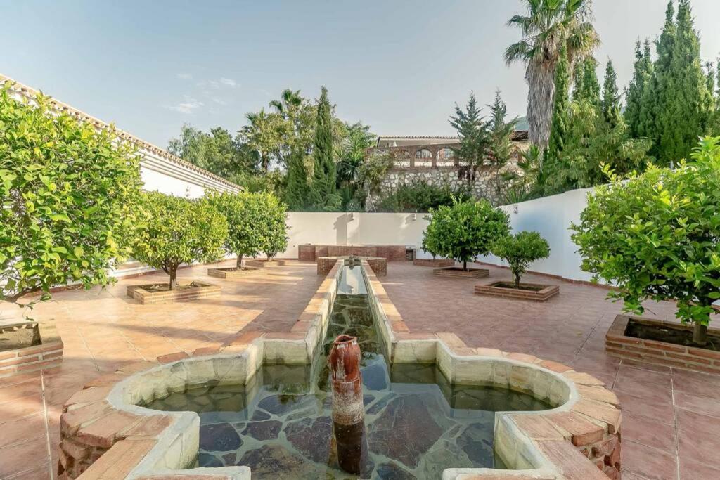 Vonkajšia záhrada v ubytovaní 49-Exclusive Villa With Private Pool & Breathtaking Views in Mijas!
