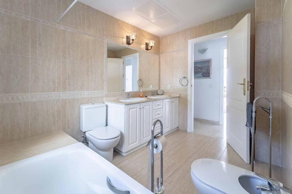 Kúpeľňa v ubytovaní 49-Exclusive Villa With Private Pool & Breathtaking Views in Mijas!
