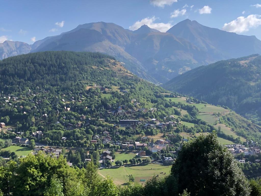 A bird's-eye view of Aux pieds des pistes du Seignus calme et charmant