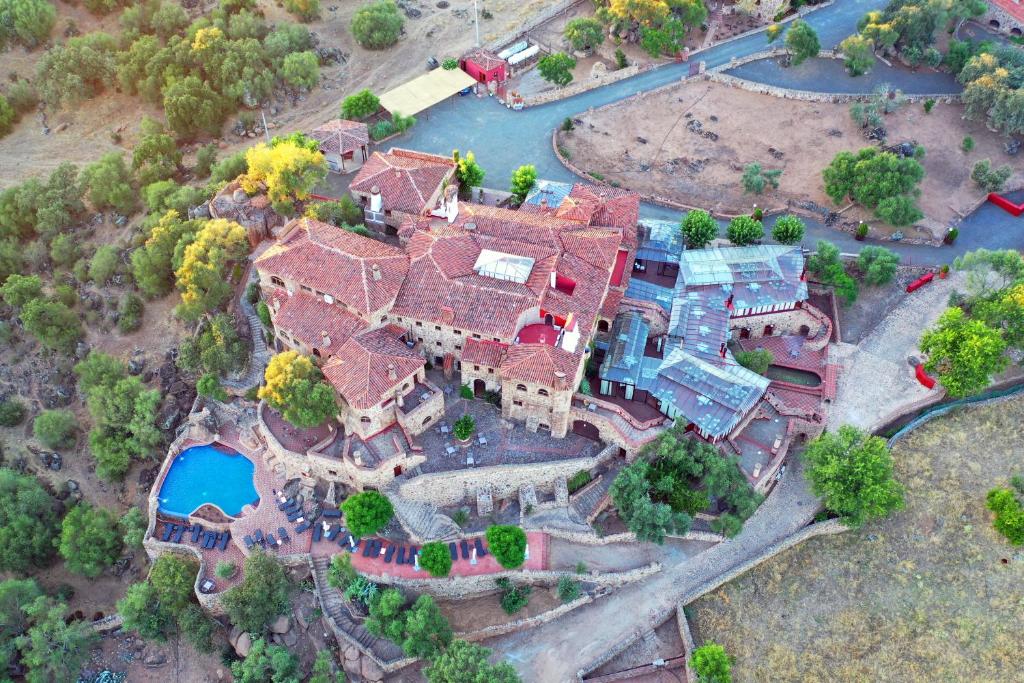 een luchtzicht op een groot huis met een tuin bij Hotel Monasterio de Rocamador in Almendral