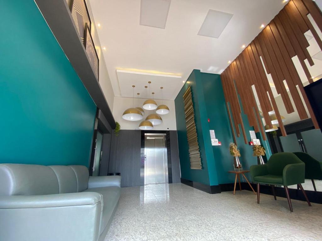 un pasillo de un hospital con una pared azul en Hotel Zata e Flats, en Criciúma