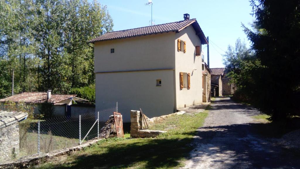 une petite maison blanche avec une clôture à côté d'une route dans l'établissement Vacances à la campagne, à Varen