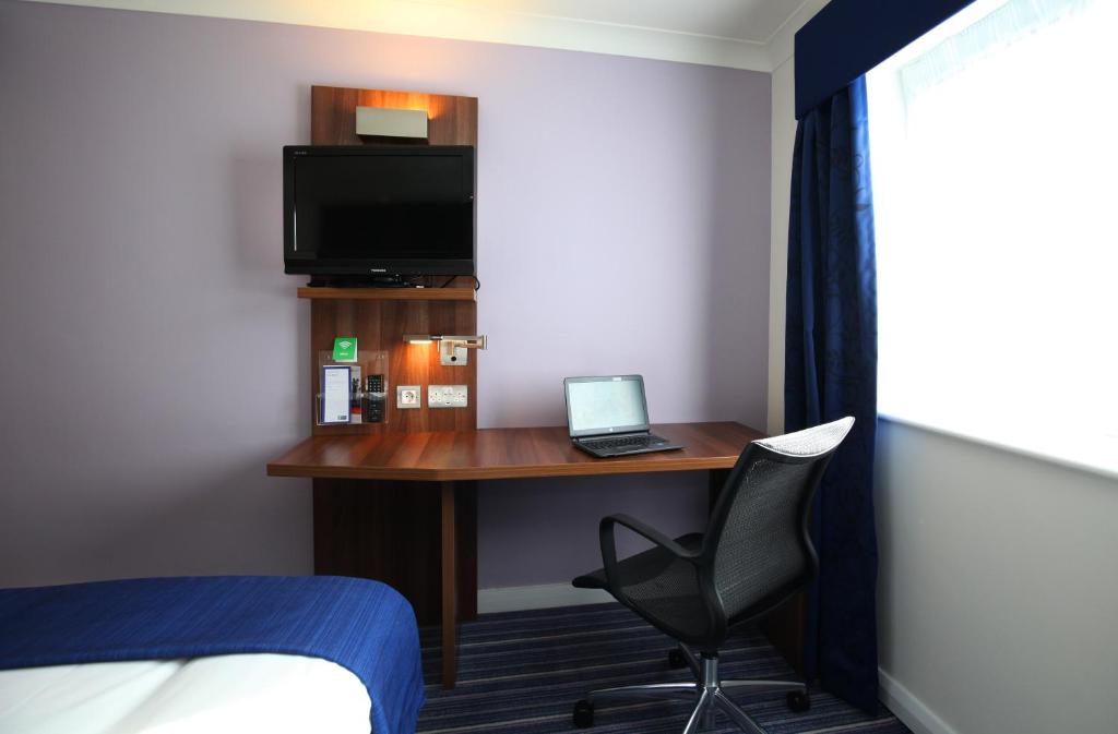 Holiday Inn Express Glenrothes by IHG - Double Room With Free Hot Breakfast - Accessible