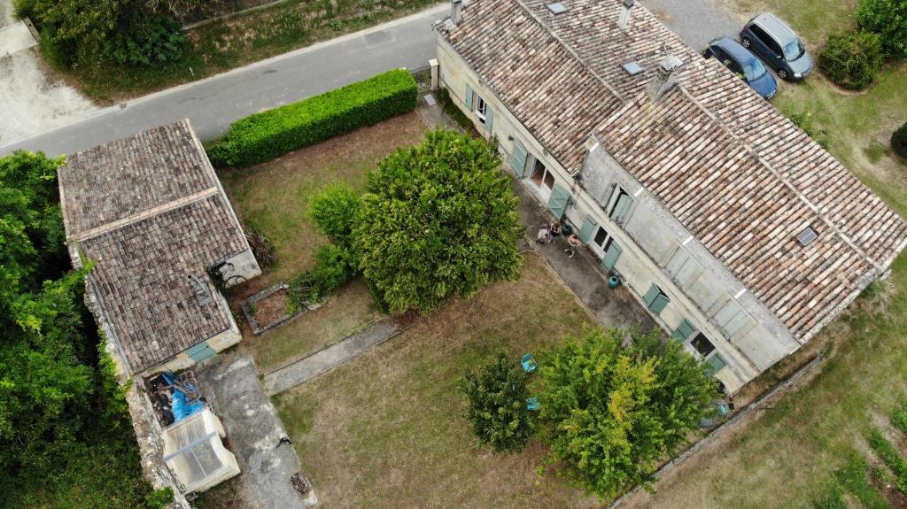 una vista aérea de una casa con árboles delante de ella en La Petite Auberge, en Comps