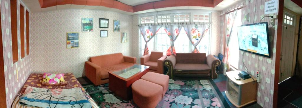 Posezení v ubytování Homestay HUMAIRA DIENG villa full house 3 kamar,6 bed,dapur,ruang tamu,balkon,parkir,wifi