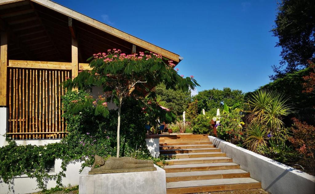 Una casa con una escalera con flores. en La Villa Hossegor en Hossegor