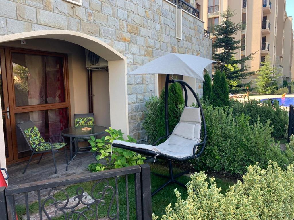 Κήπος έξω από το Luxury Orchid apartment with a garden in a private hotel complex Cascadas Bulgaria