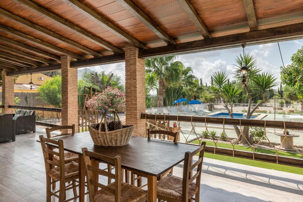 Balkón nebo terasa v ubytování VILLA FINA (piscina/wifi/barbacoa/parking)