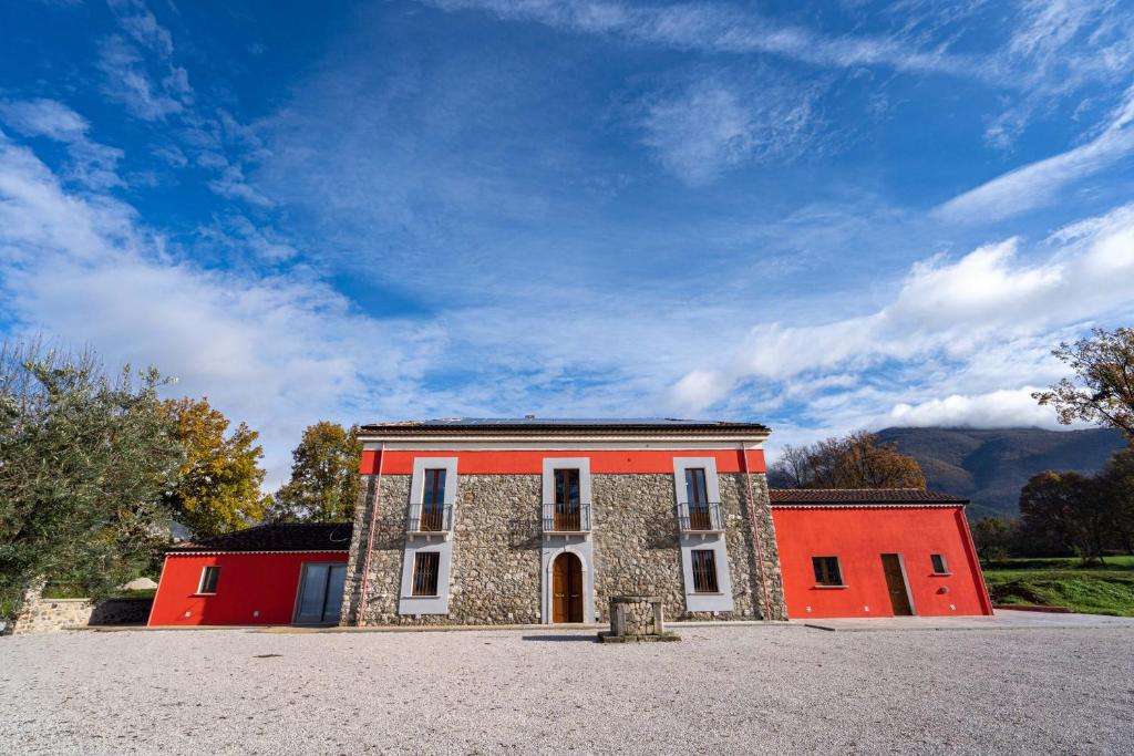 un bâtiment rouge et blanc avec un ciel bleu dans l'établissement Agriturismo Dipinto Dal Sole, à Padula