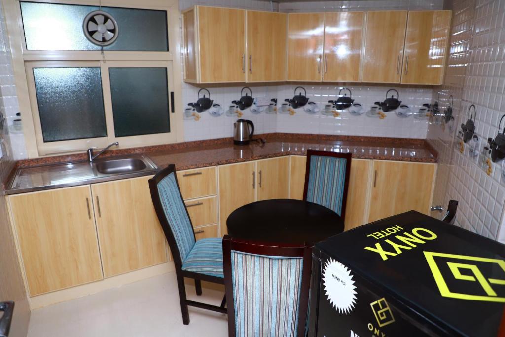 Kuchyň nebo kuchyňský kout v ubytování Onyx Hotel Apartments - MAHA HOSPITALITY GROUP