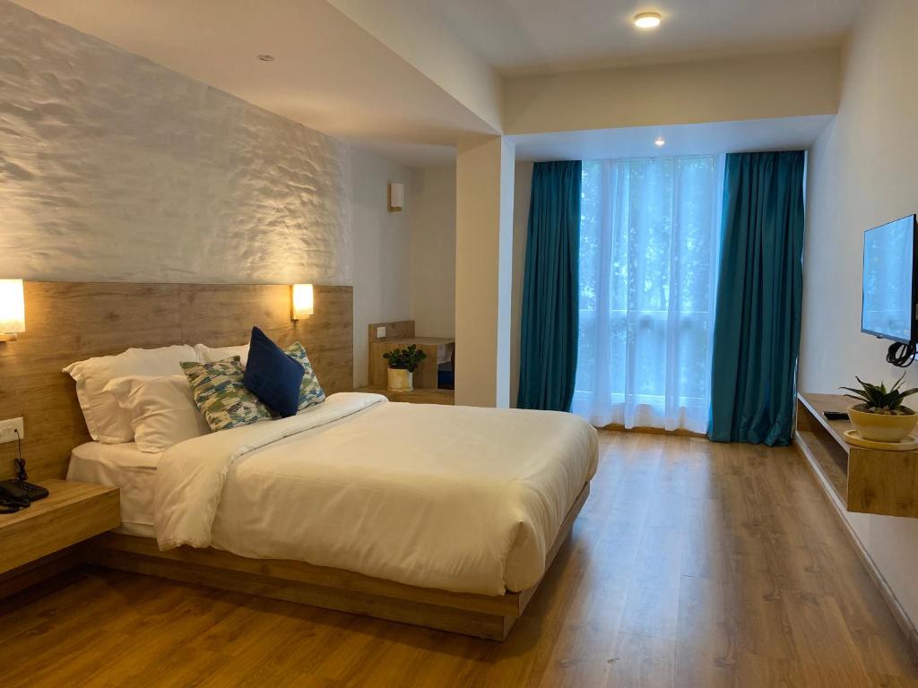 1 dormitorio con cama grande y ventana grande en Manaslu en Gangtok