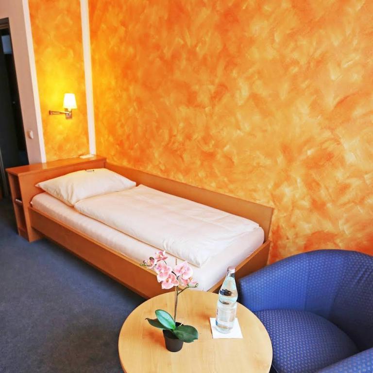 Postel nebo postele na pokoji v ubytování Hotel Graf Lehndorff zur Messe