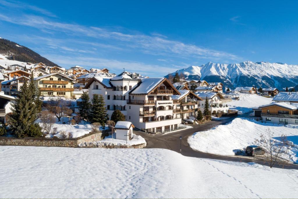un resort en la nieve con montañas en el fondo en Apart-Hotel Alpinsonnenresidenz, en Fiss