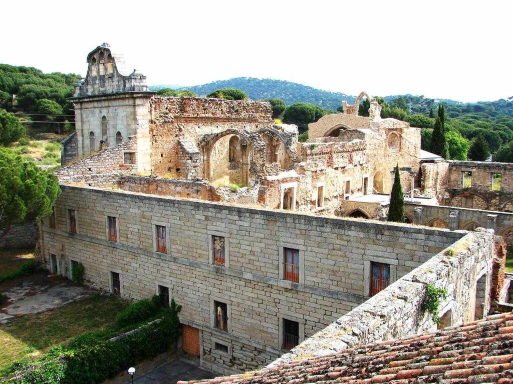 Fotografie z fotogalerie ubytování Casa Blanca de La Sierra hasta 24 hasta personas con Piscina Salina y Bbq v destinaci Pelayos de la Presa