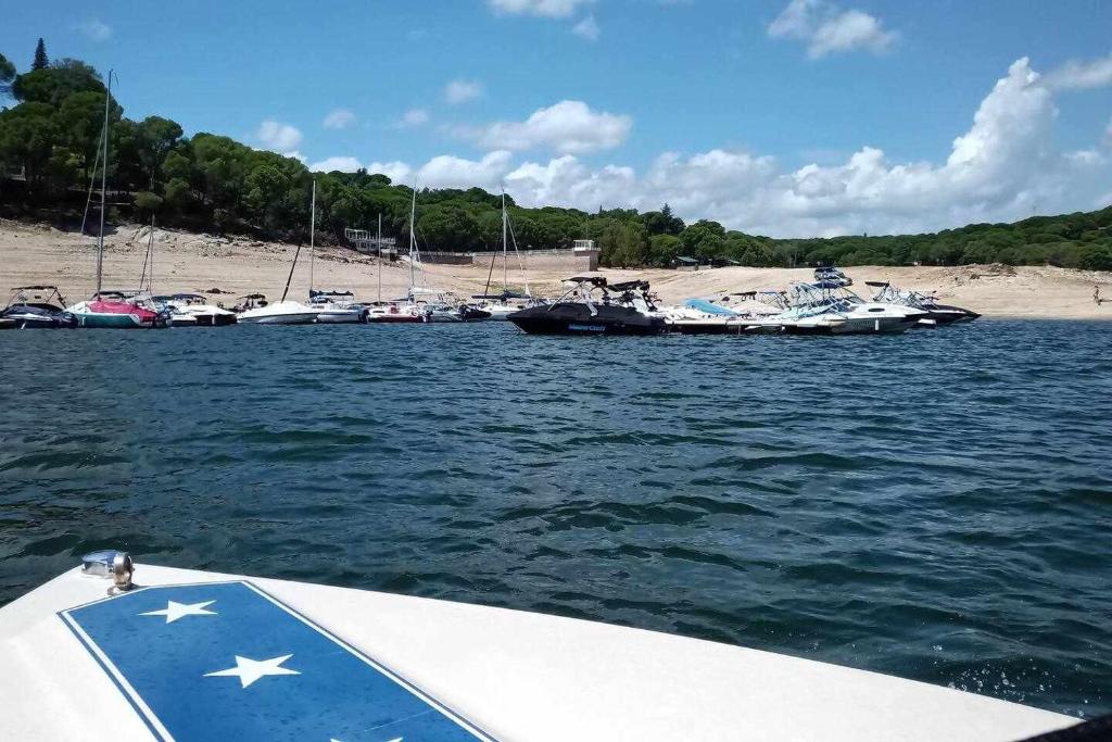 Fotografie z fotogalerie ubytování Casa Blanca de La Sierra hasta 24 hasta personas con Piscina Salina y Bbq v destinaci Pelayos de la Presa