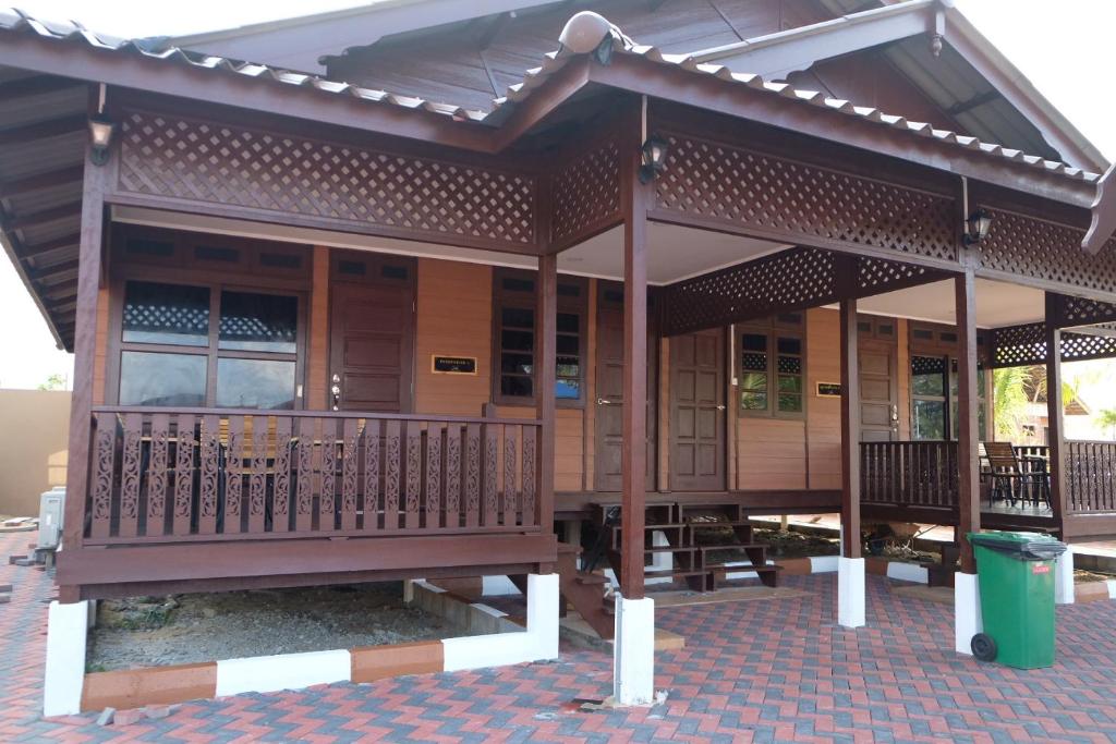 Balkón nebo terasa v ubytování D'Razna Chalet Pantai Seberang Takir